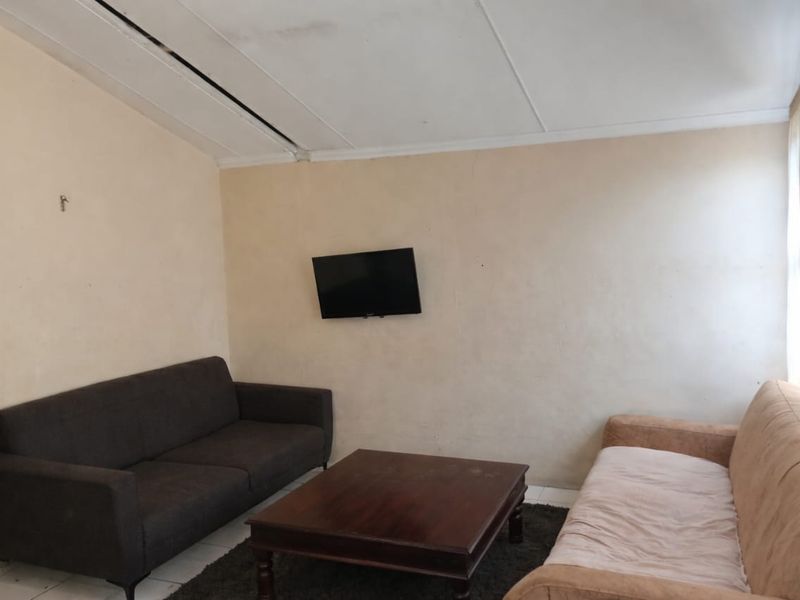 Charming 2-Bedroom House in Kuyasa - Spacious and Inviting - Photo 2