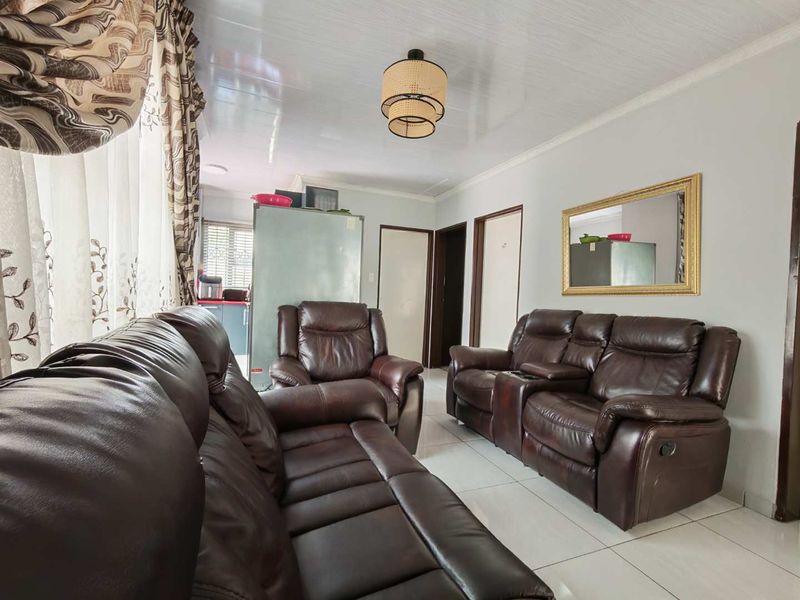 6 Bedroom   House for Sale in Cosmo City - Photo 4