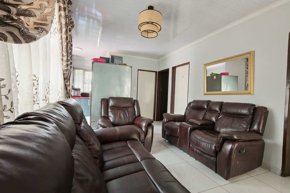 6 Bedroom   House for Sale in Cosmo City - Photo 4