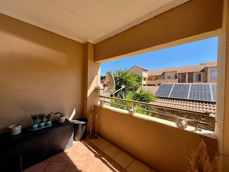 Charming Top-Stack Unit! - Photo 6