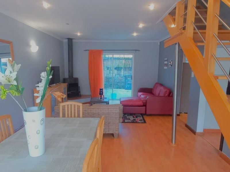 Coastal Living at Its Best in a Sought-After Neighbourhood - Photo 2