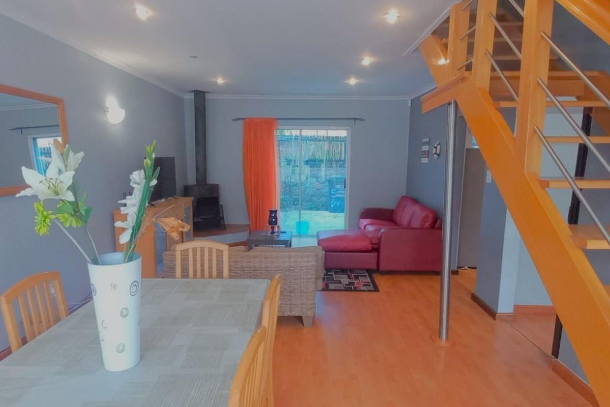 Coastal Living at Its Best in a Sought-After Neighbourhood - Photo 2