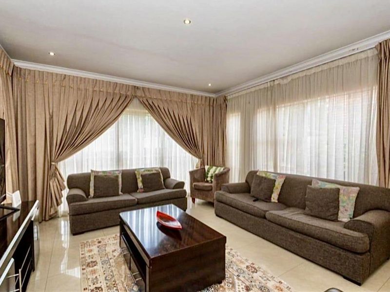 4-Bedroom House with Pool and Garden – Ideal Family Home - Photo 2