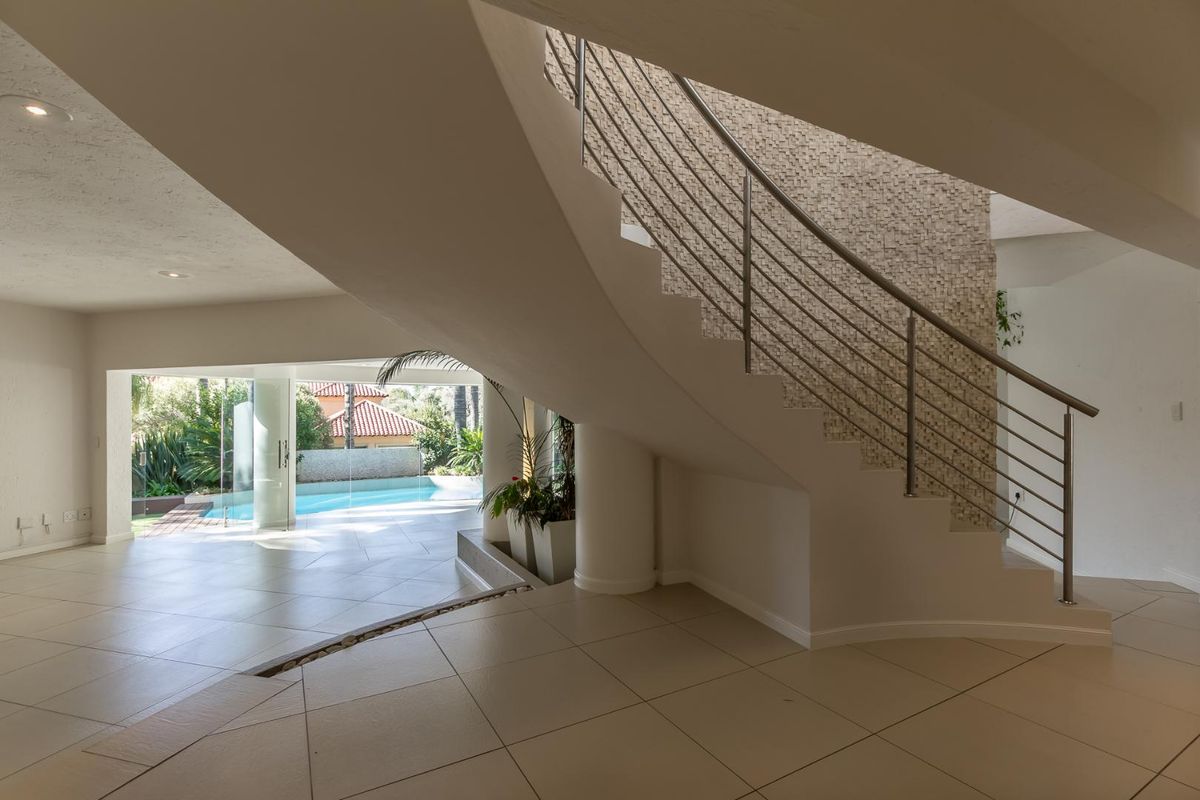 MODERN CONTEMPORARY HOME WITH COTTAGE - Photo 3