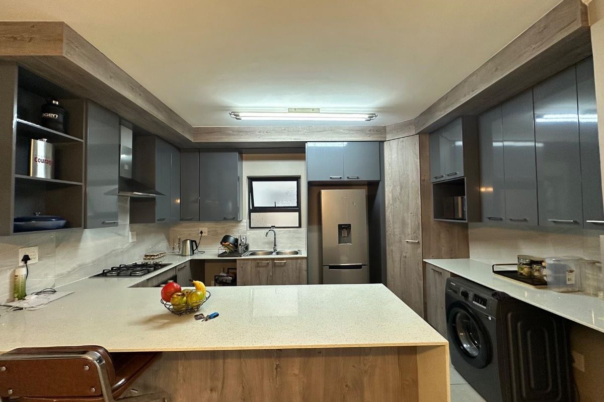 Luxurious Family Living: Spacious Home in Secure Complex - Photo 5