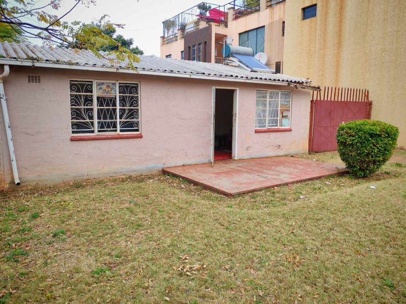 Your Perfect Renovation Project Near School & Shopping! - Photo 2