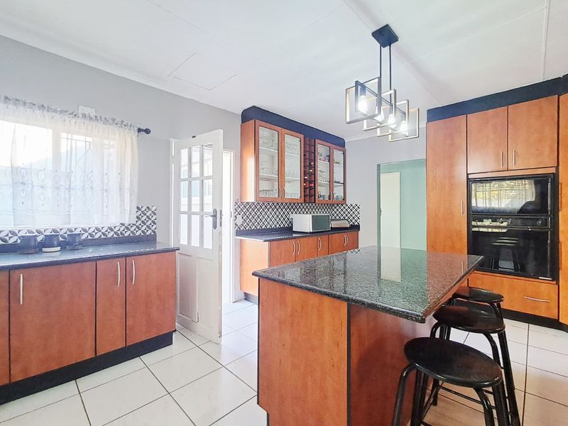 6 Bedroom House for Sale in Brackenhurst - Photo 6