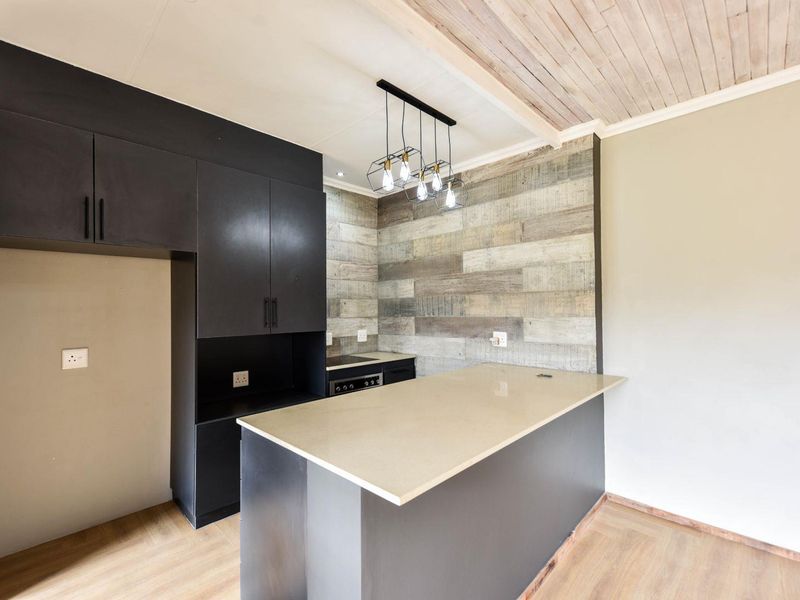 Newly renovated three bedroom home with a flatlet - Villieria - Photo 10