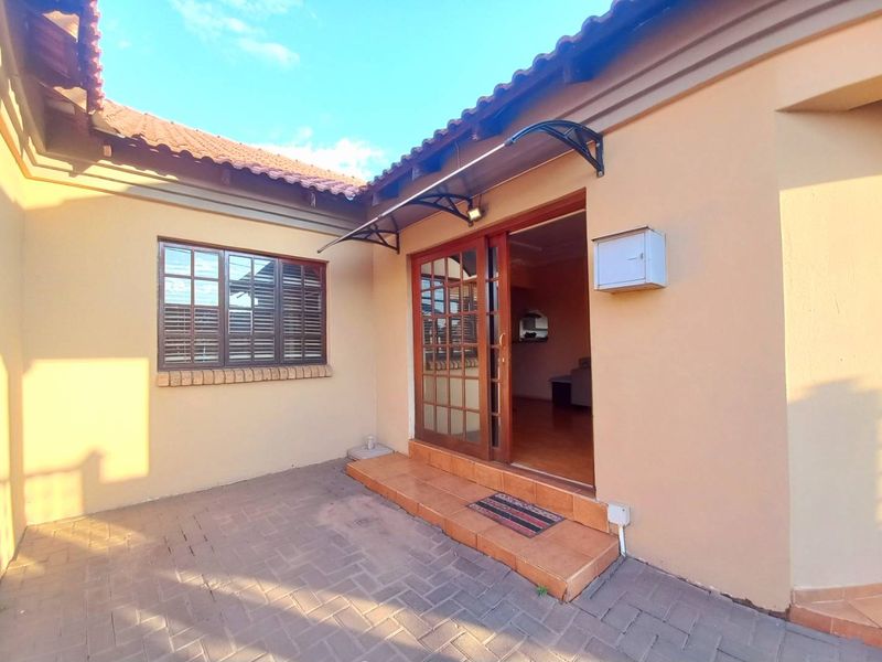 Four bedrooms house for sale in Atteridgeville - Photo 3