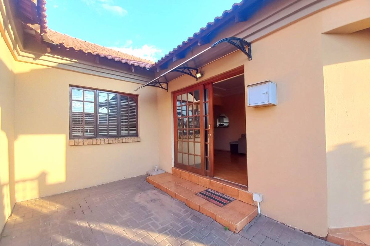 Four bedrooms house for sale in Atteridgeville - Photo 3