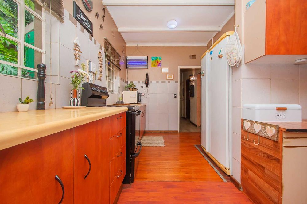 L shaped kitchen with ample cupboard space 