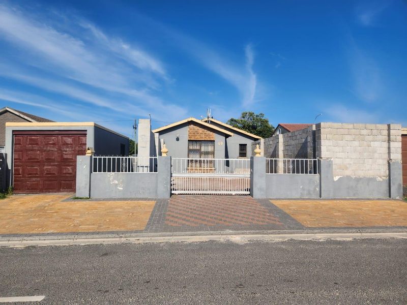 Spacious Home on Spine Road: Live & Work Possibilities! - Photo 3