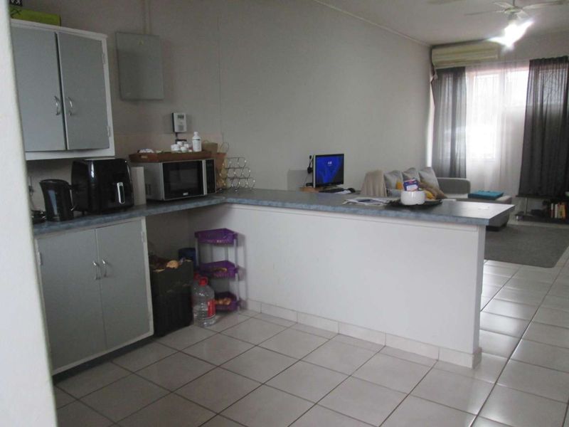 OVERVIEW CHARMING [1.5 ] ONE AND HALF BEDROOM FLAT FOR SALE INTHE HEART OF PRETORIA  [ GEZINA ] - Photo 5