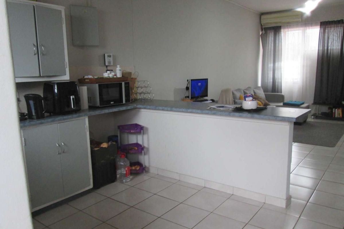 OVERVIEW CHARMING [1.5 ] ONE AND HALF BEDROOM FLAT FOR SALE INTHE HEART OF PRETORIA  [ GEZINA ] - Photo 5