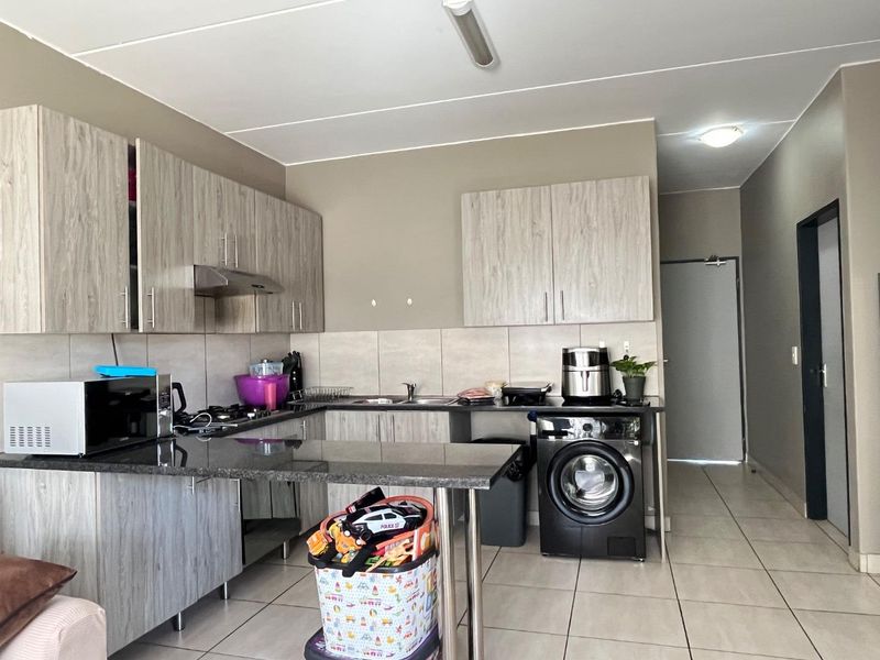 Spacious 2 Bedroom Ground Floor Unit in Glen Acres Estate - Photo 7