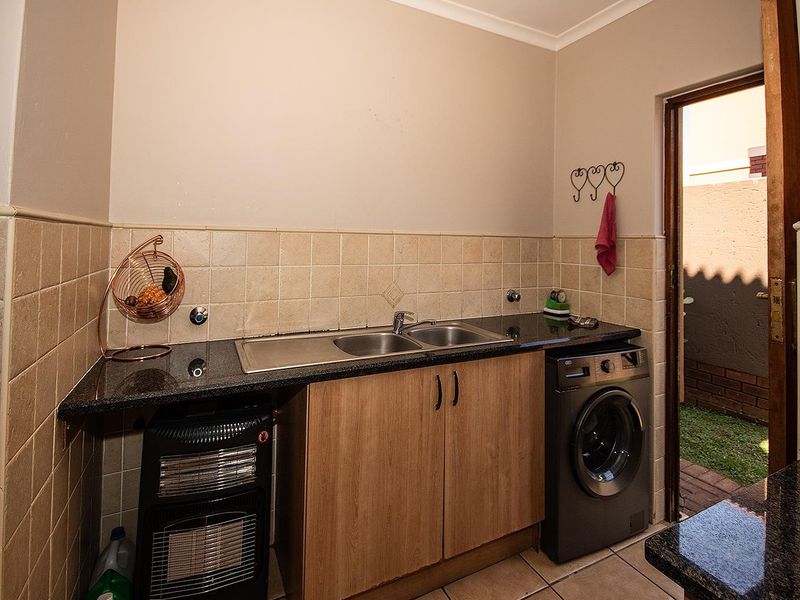 3 Bedroom Meyersig Estate Corner duplex! - Photo 4