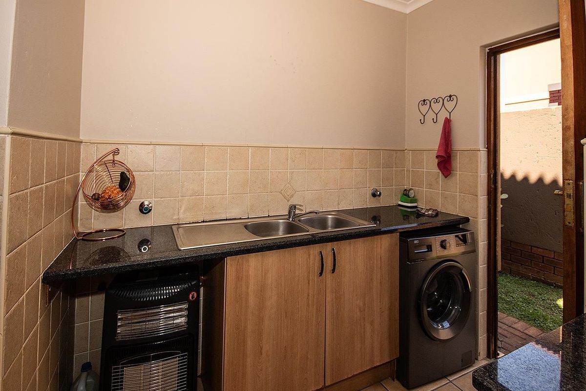 3 Bedroom Meyersig Estate Corner duplex! - Photo 4