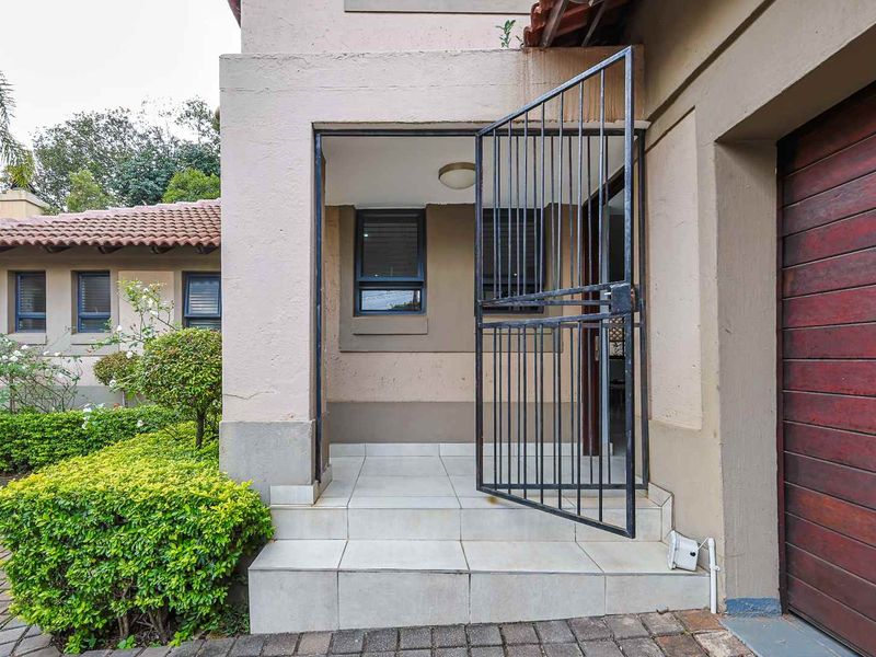 Modern, Private Living in the Heart of Menlo Park. - Photo 2