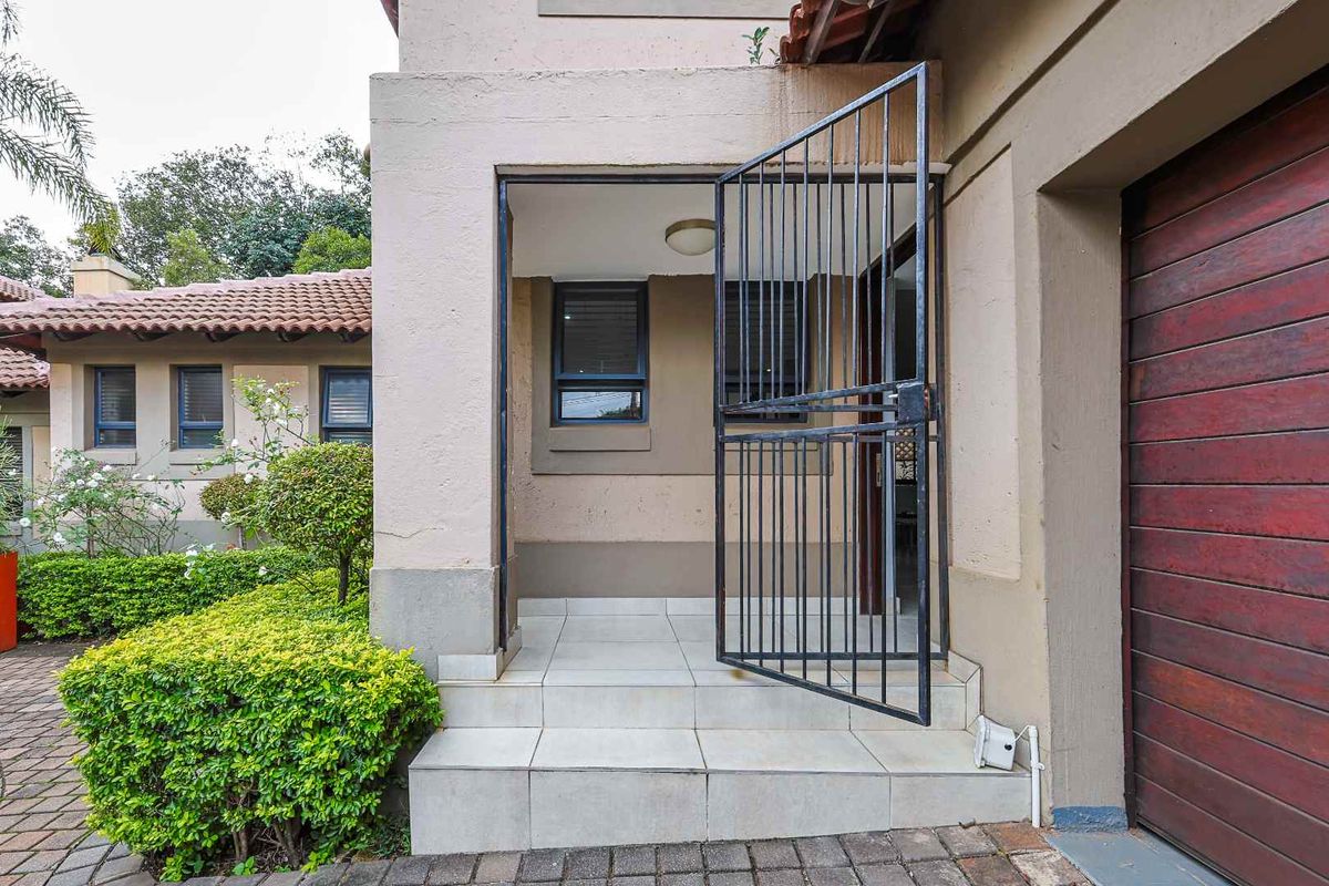 Modern, Private Living in the Heart of Menlo Park. - Photo 2
