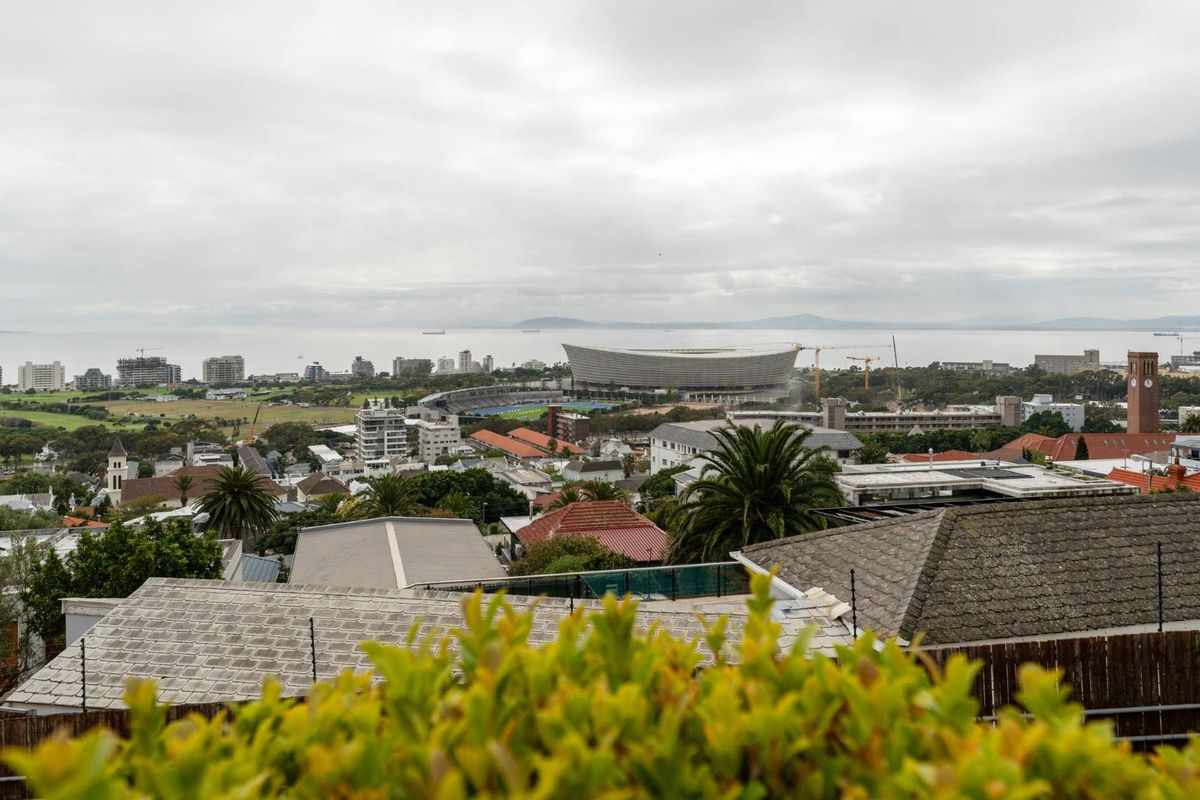 An Exceptional Green Point Residence with Rare Redevelopment Potential - Photo 2