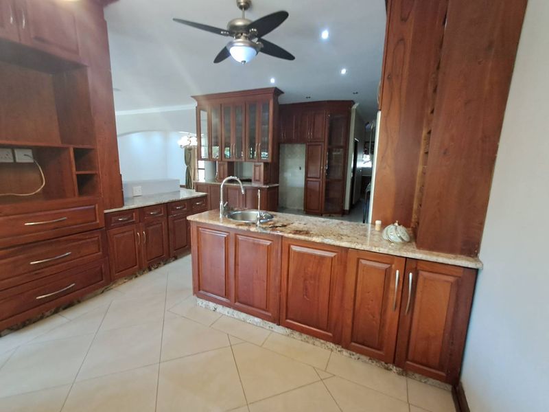 4 Bedroom, 4.5 bath, Elegant Family Home - Magalieskruin - Photo 10