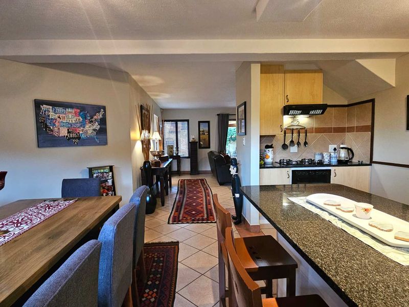 Luxurious newly renovated 4 bedroom townhouse with solar. - Photo 10
