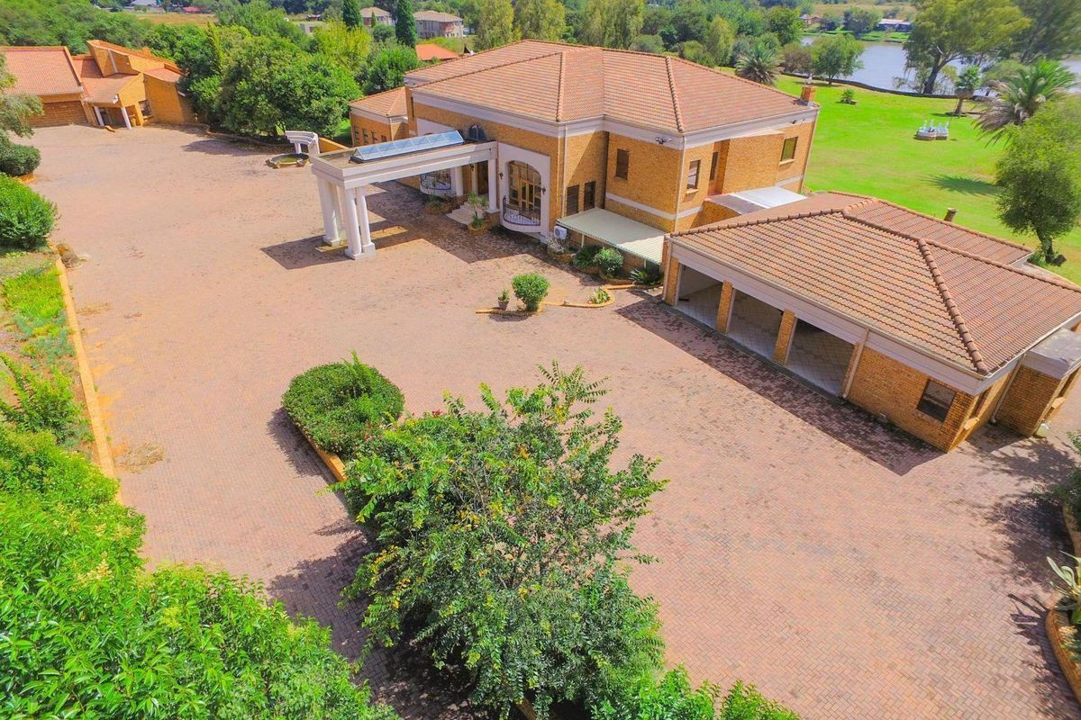 2 Houses, 2 Cottages on 2 Properties on the Vaal River - Photo 2