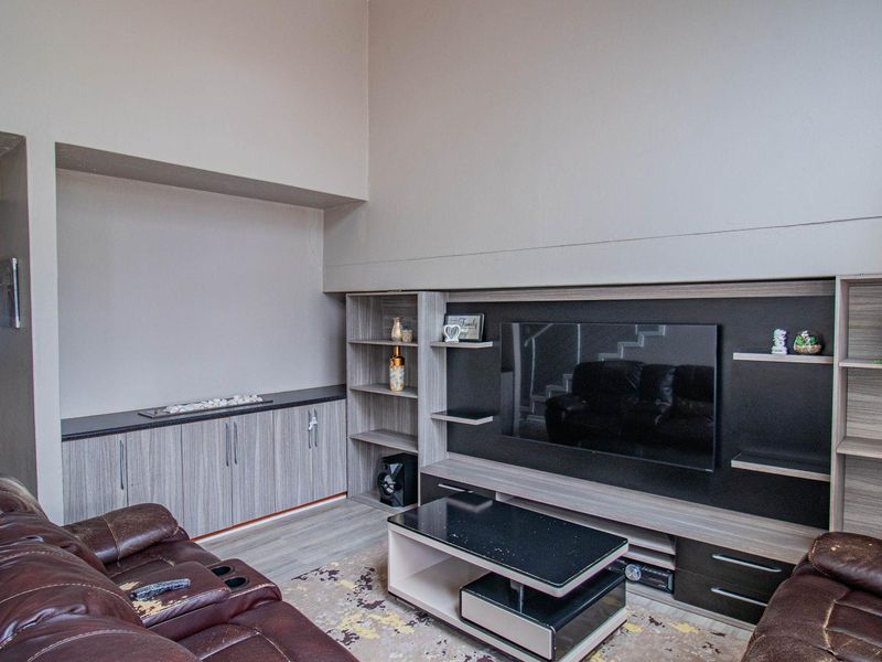 Luxurious Comfort: Spacious Bedrooms & Inviting Lounge! - Photo 8