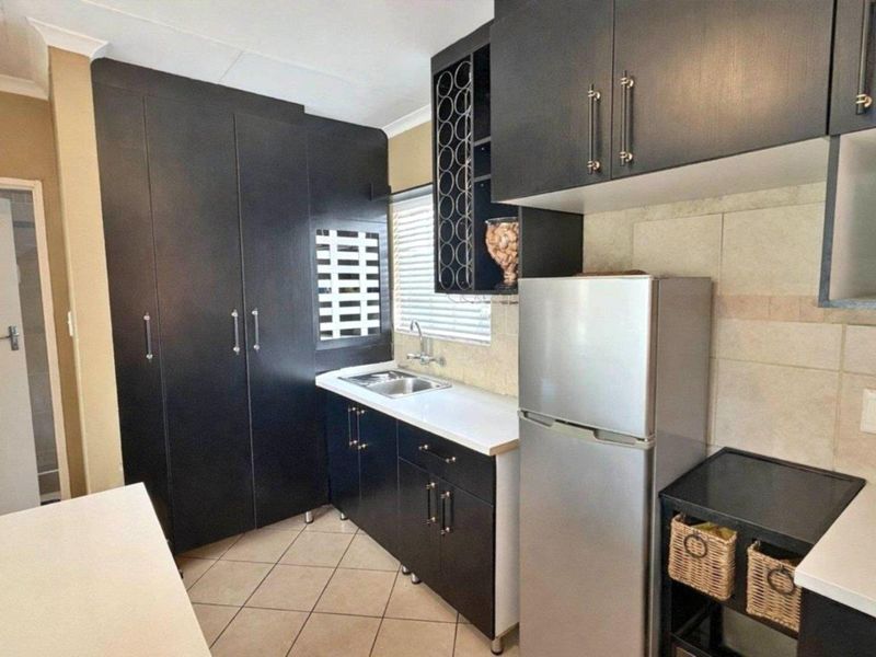 Charming 3 Bedroom Apartment for Sale in Equestria - Photo 5