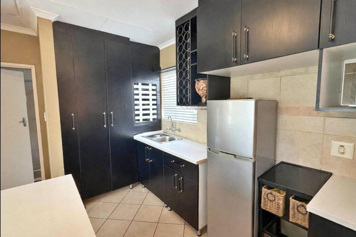 Charming 3 Bedroom Apartment for Sale in Equestria - Photo 5