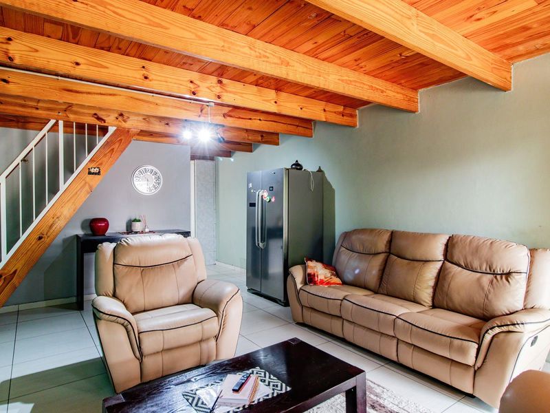 Modern Family Living with Space, Style & Comfort in Annlin. - Photo 4