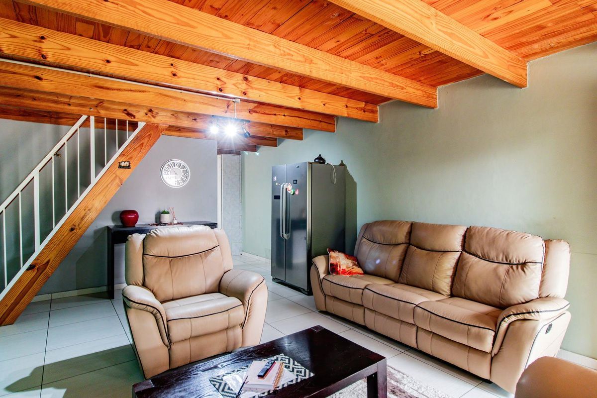 Modern Family Living with Space, Style & Comfort in Annlin. - Photo 4