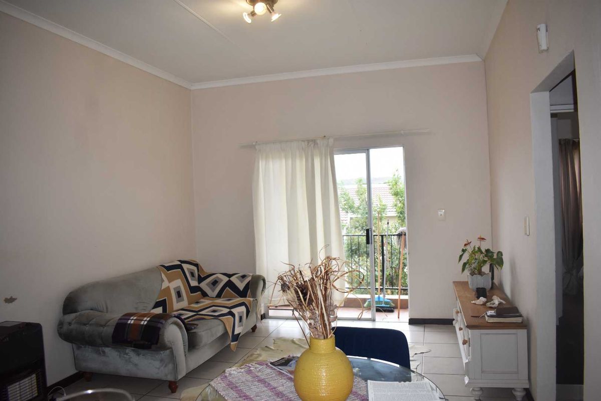 Well positioned apartment in sought after complex! - Photo 4