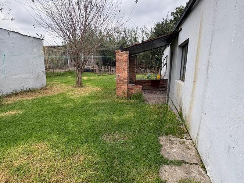 Solid 3-Bedroom Home on a Large Stand – Exceptional Opportunity- Business rights - Photo 6