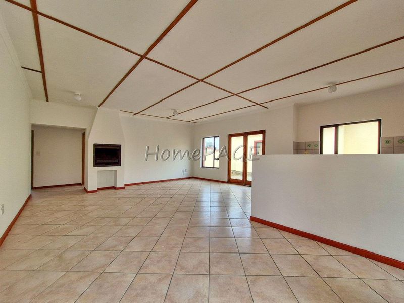 Meersig, Walvis Bay:  3 Bedr Home with 2 Bedr Flat is for Sale - Photo 3