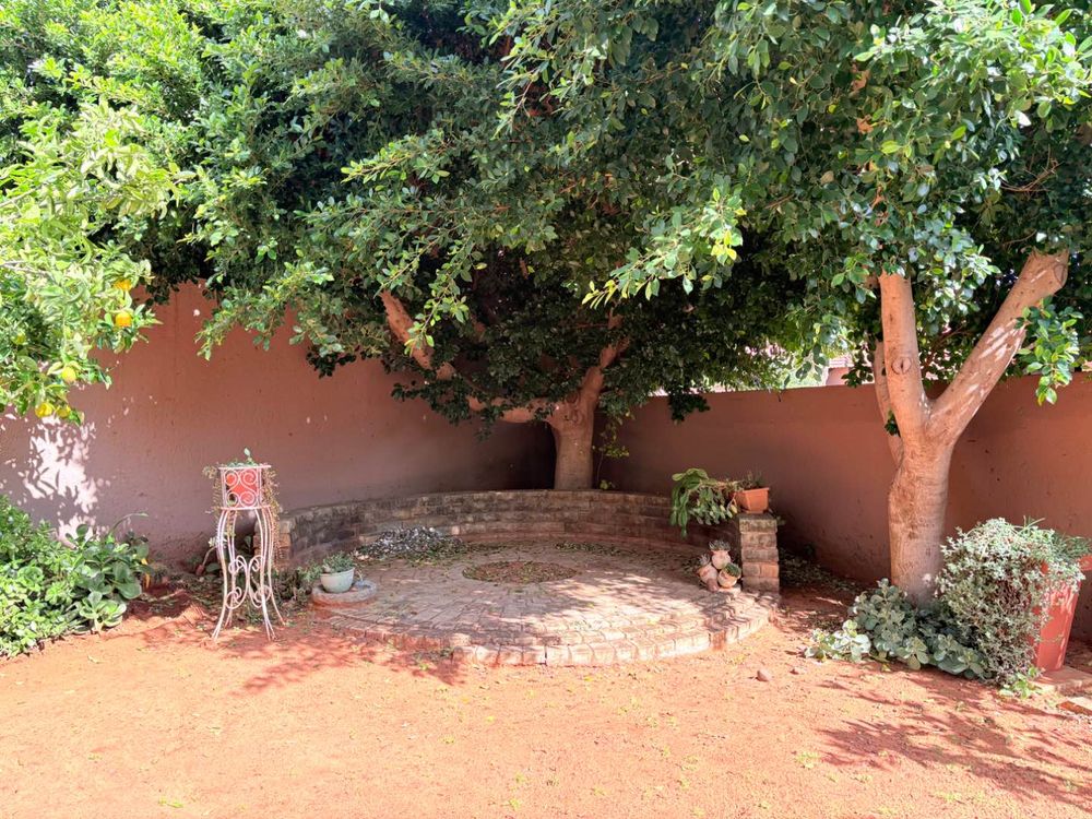 Corner unit with spacious garden.