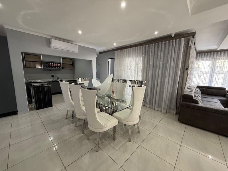 Contemporary 4 En-Suite Bedroom Residence with Versatile Gym and Premium Finishes - Photo 7