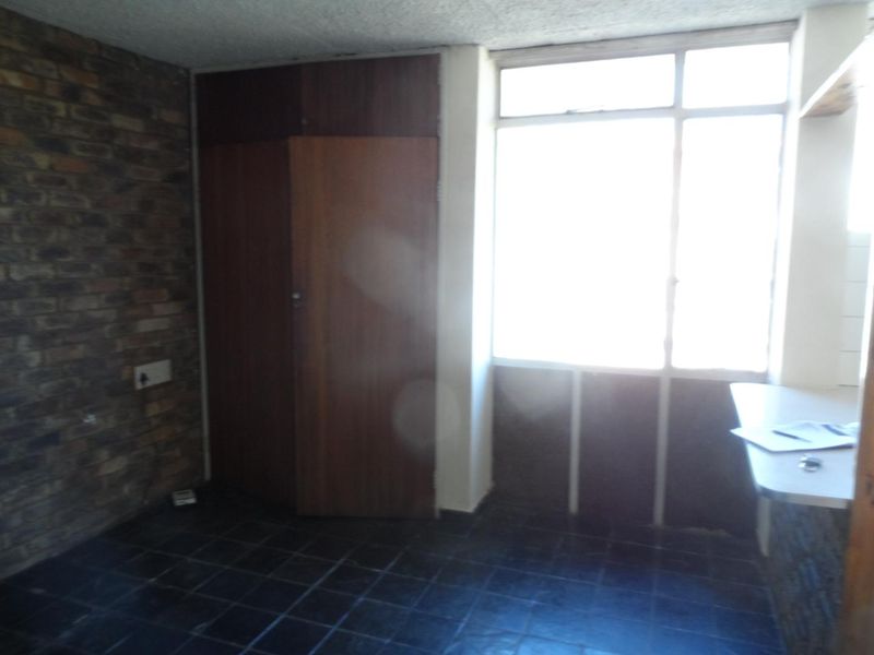 BACHELOR FLAT TO RENT IN ARCADIA - Photo 9