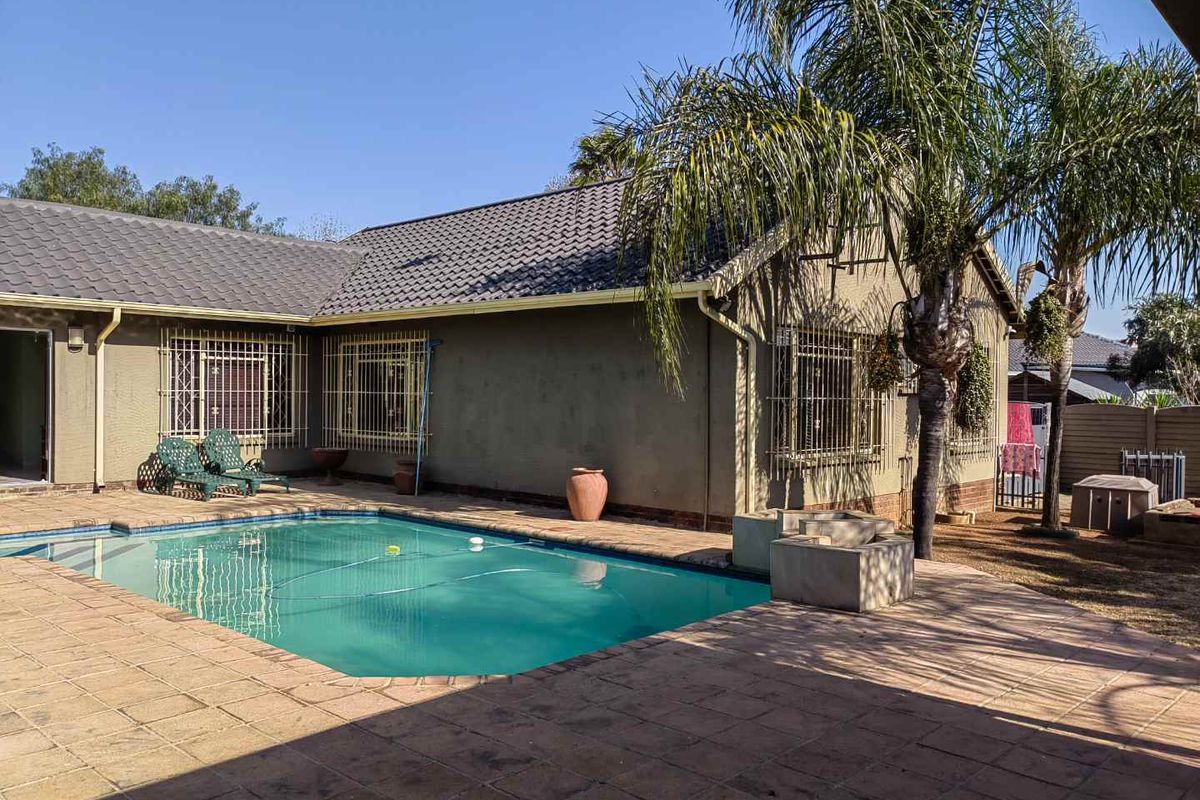 Where Modern Style Meets Family Comfort - Photo 3