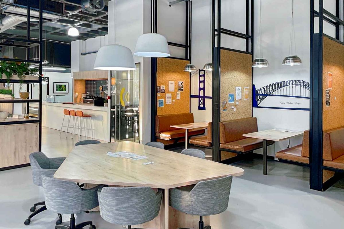 Book a reserved coworking spot in Spaces Byls Bridge - Photo 5