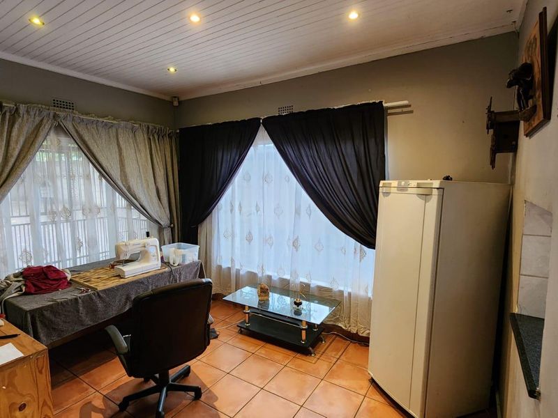 8 Bedroom Property | Main House + 2 Separate Townhouses | Exceptional Investment Opportunity - Photo 6