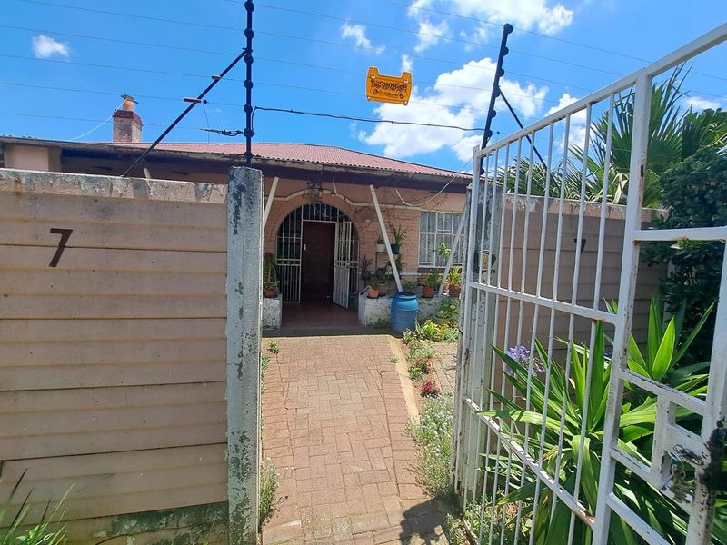 Bright & Inviting Family Home with Ample Space for All - Photo 3