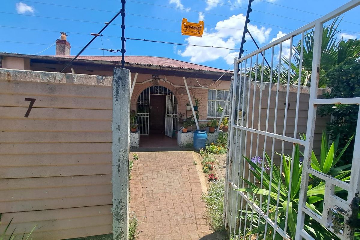 Bright & Inviting Family Home with Ample Space for All - Photo 3