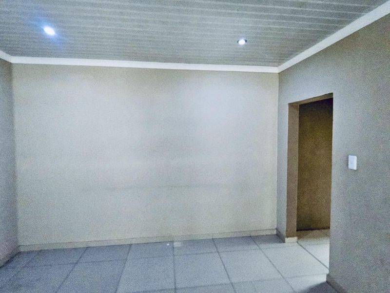 2 Houses with separate entry to buy in vryheid - Photo 4