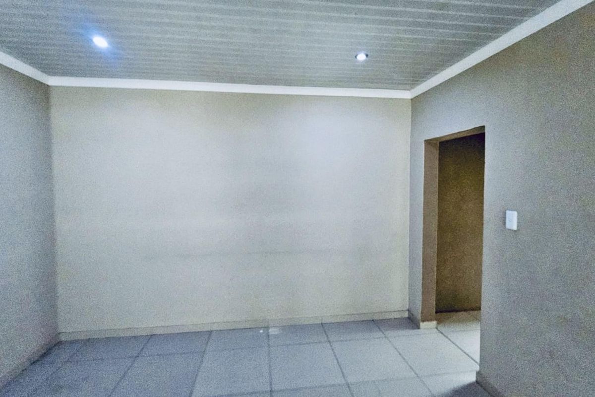 2 Houses with separate entry to buy in vryheid - Photo 4