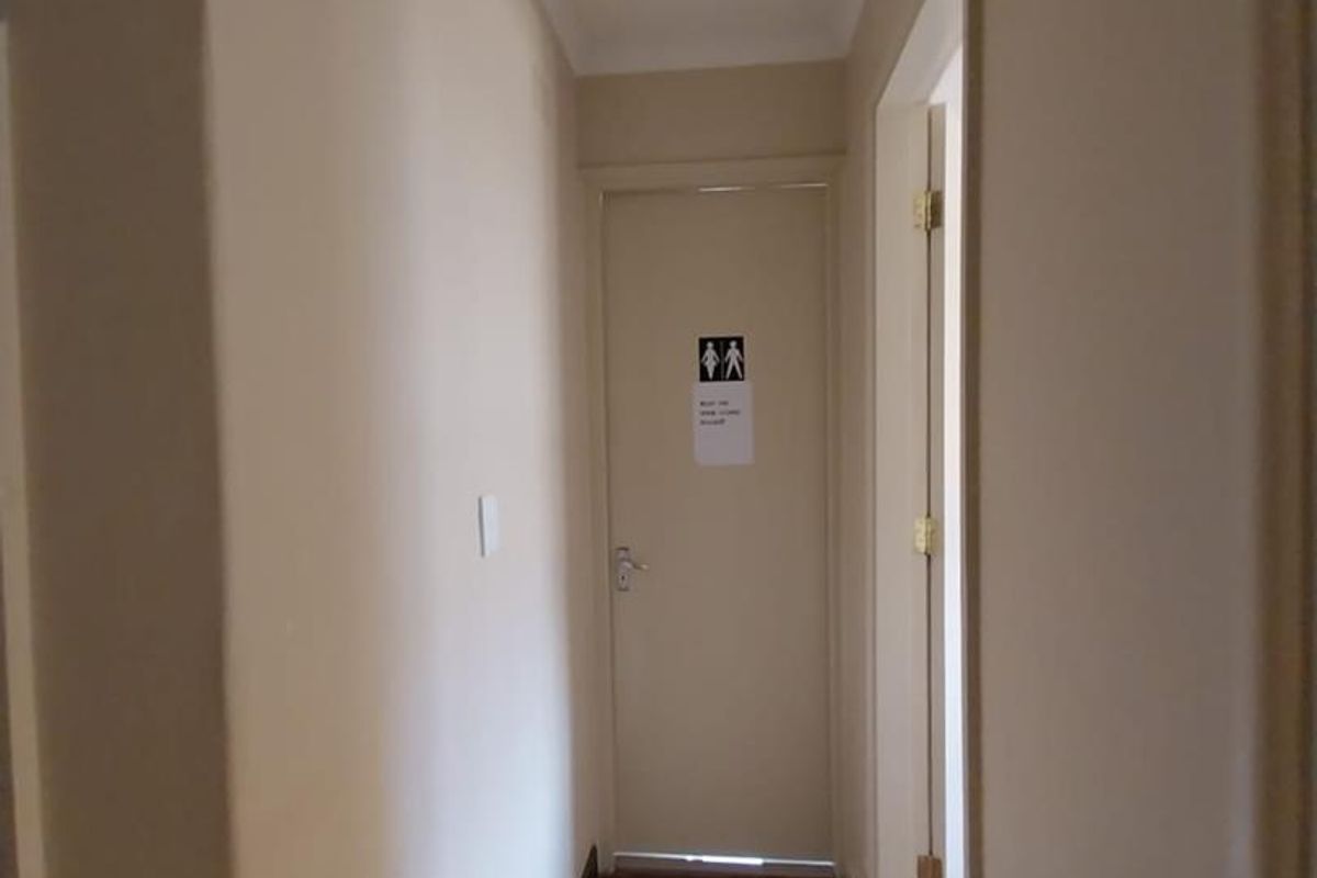 Office to Let - Photo 4