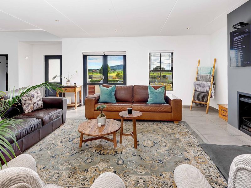 Neat 3 Bedroom Townhouse to rent in Graanendal Estate, Durbanville - Photo 7