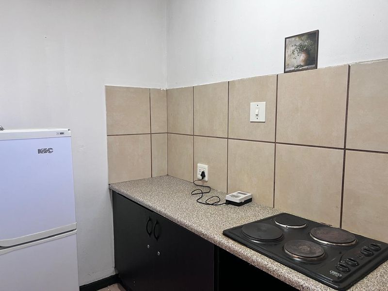 **Charming Shared 2-Bedroom Unit in Quiet Neighborhood – Ideal for Students** - Photo 3