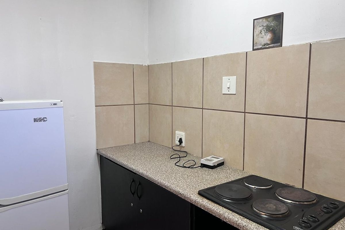 **Charming Shared 2-Bedroom Unit in Quiet Neighborhood – Ideal for Students** - Photo 3