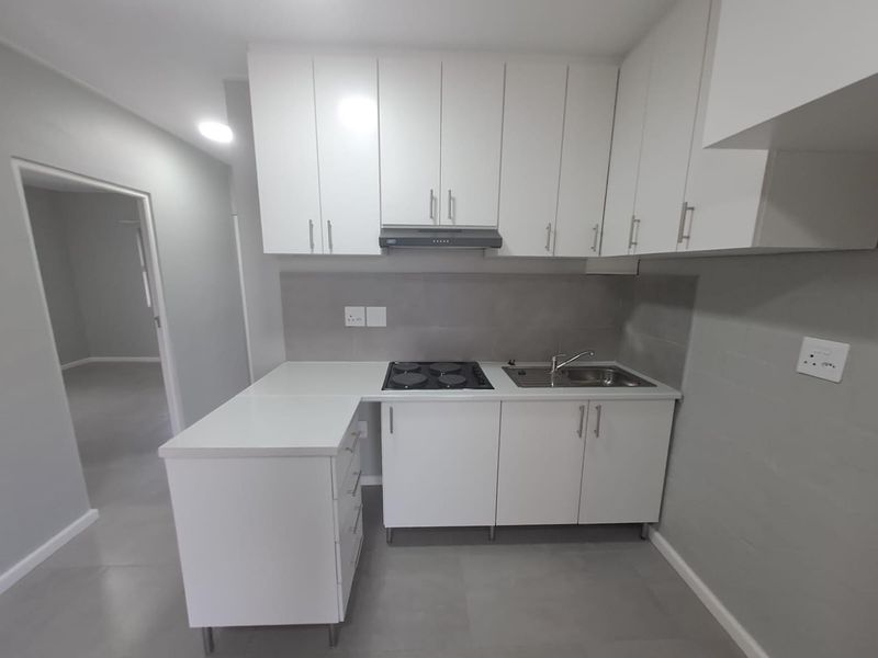 Wake Up to Mountain Views – Stylish New Apartment in Diep River - Photo 6